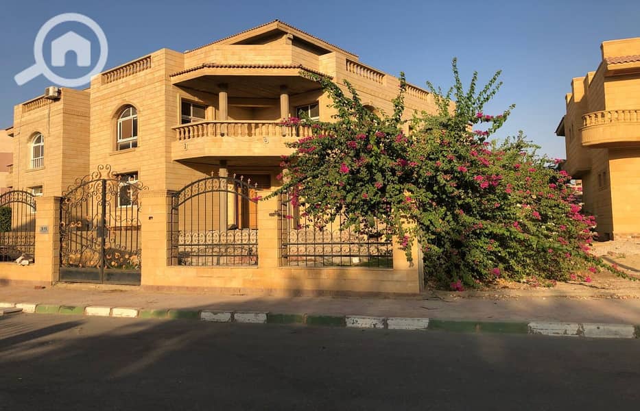 Prime Location Townhouse Villa Ready-to-Move Near Waterway 1 & Garden 8| La Rosa Compound | New Cairo - Ansicht 2