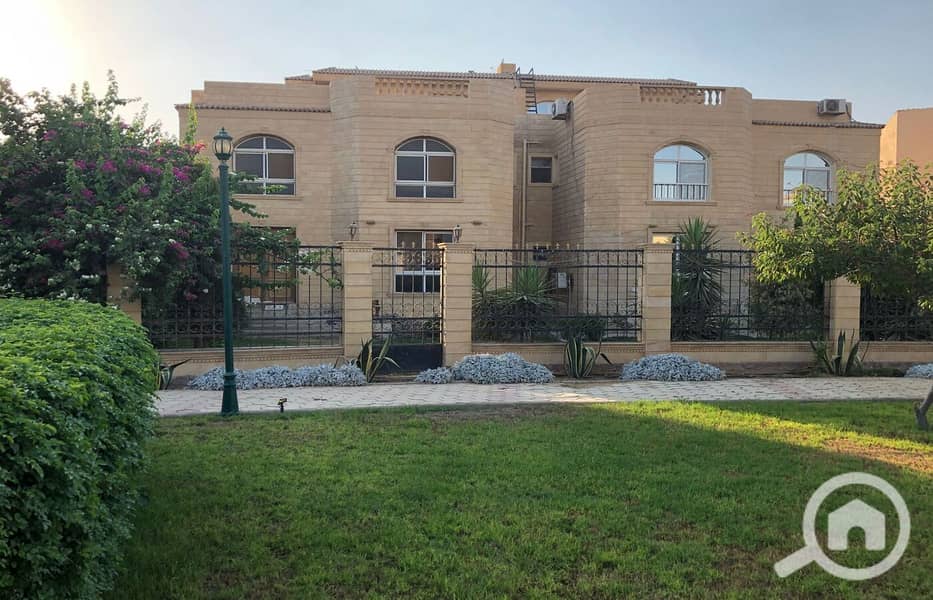 Prime Location Townhouse Villa Ready-to-Move Near Waterway 1 & Garden 8| La Rosa Compound | New Cairo - Ansicht 3