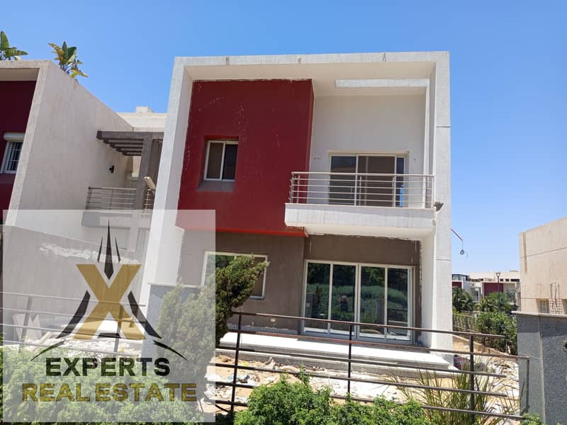 Modern corner townhouse villa, 231 sqm, for sale in Madinaty, first occupancy. - Widok 2