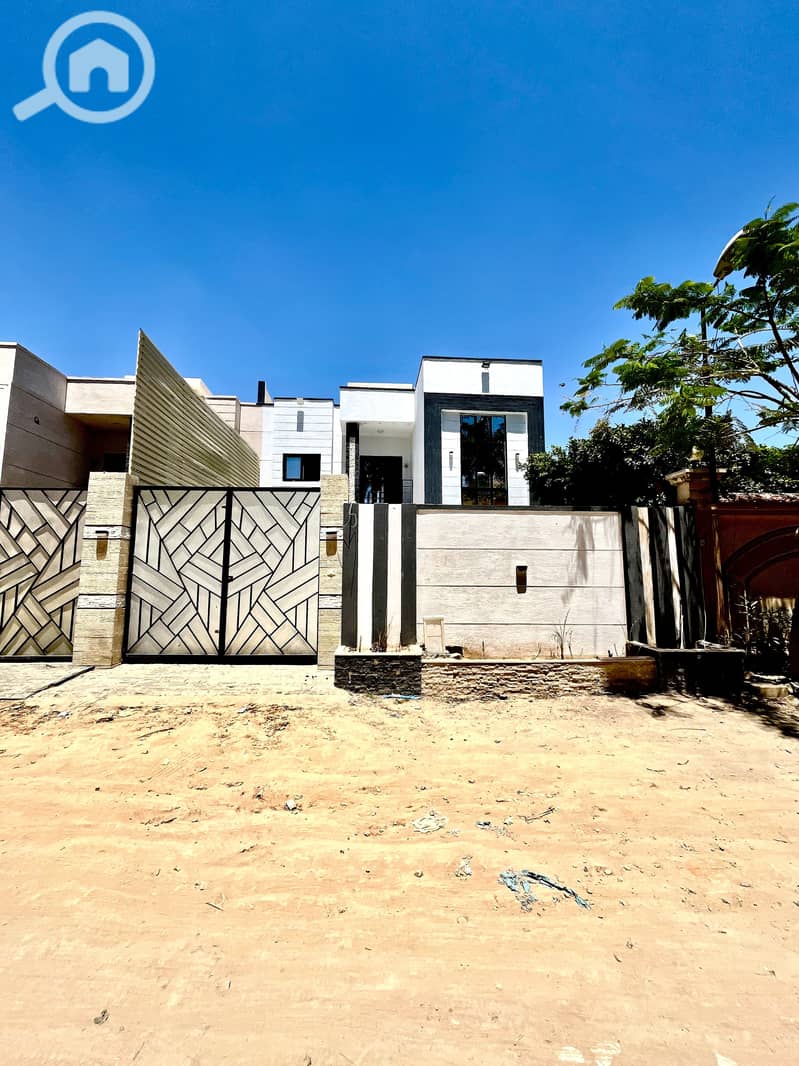 The opportunity of a lifetime in King Mariout, a stunning villa at the price of an apartment in the most upscale area of palaces and villas in Alexandria. An area of 250m with a modern design, it includes a private swimming pool and a parking area. The ground floor features a spacious reception with a distinctive American kitchen, and the upper floor has 3 bedrooms and 2 bathrooms. A quiet strategic location very close to K. – pohled 3