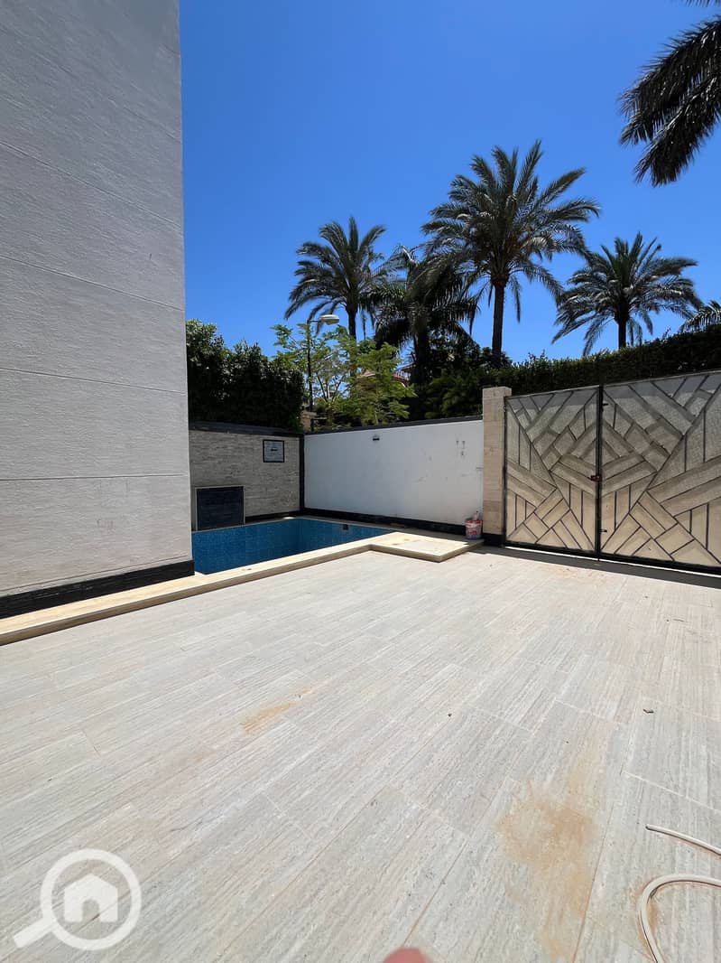 The opportunity of a lifetime in King Mariout, a stunning villa at the price of an apartment in the most upscale area of palaces and villas in Alexandria. An area of 250m with a modern design, it includes a private swimming pool and a parking area. The ground floor features a spacious reception with a distinctive American kitchen, and the upper floor has 3 bedrooms and 2 bathrooms. A quiet strategic location very close to K. – pohled 4