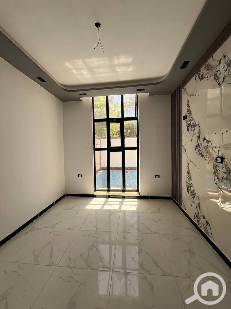 The opportunity of a lifetime in King Mariout, a stunning villa at the price of an apartment in the most upscale area of palaces and villas in Alexandria. An area of 250m with a modern design, it includes a private swimming pool and a parking area. The ground floor features a spacious reception with a distinctive American kitchen, and the upper floor has 3 bedrooms and 2 bathrooms. A quiet strategic location very close to K. – pohled 5