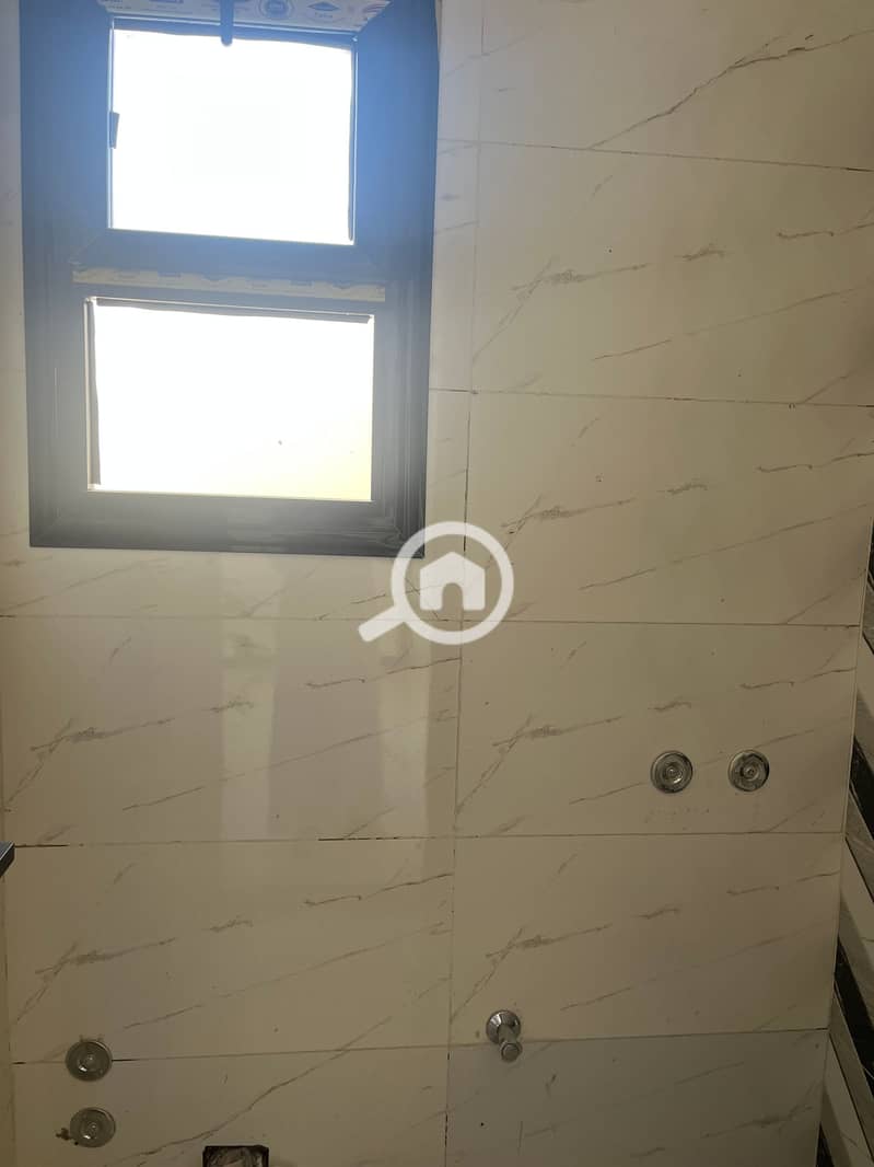 The opportunity of a lifetime in King Mariout, a stunning villa at the price of an apartment in the most upscale area of palaces and villas in Alexandria. An area of 250m with a modern design, it includes a private swimming pool and a parking area. The ground floor features a spacious reception with a distinctive American kitchen, and the upper floor has 3 bedrooms and 2 bathrooms. A quiet strategic location very close to K. – pohled 6