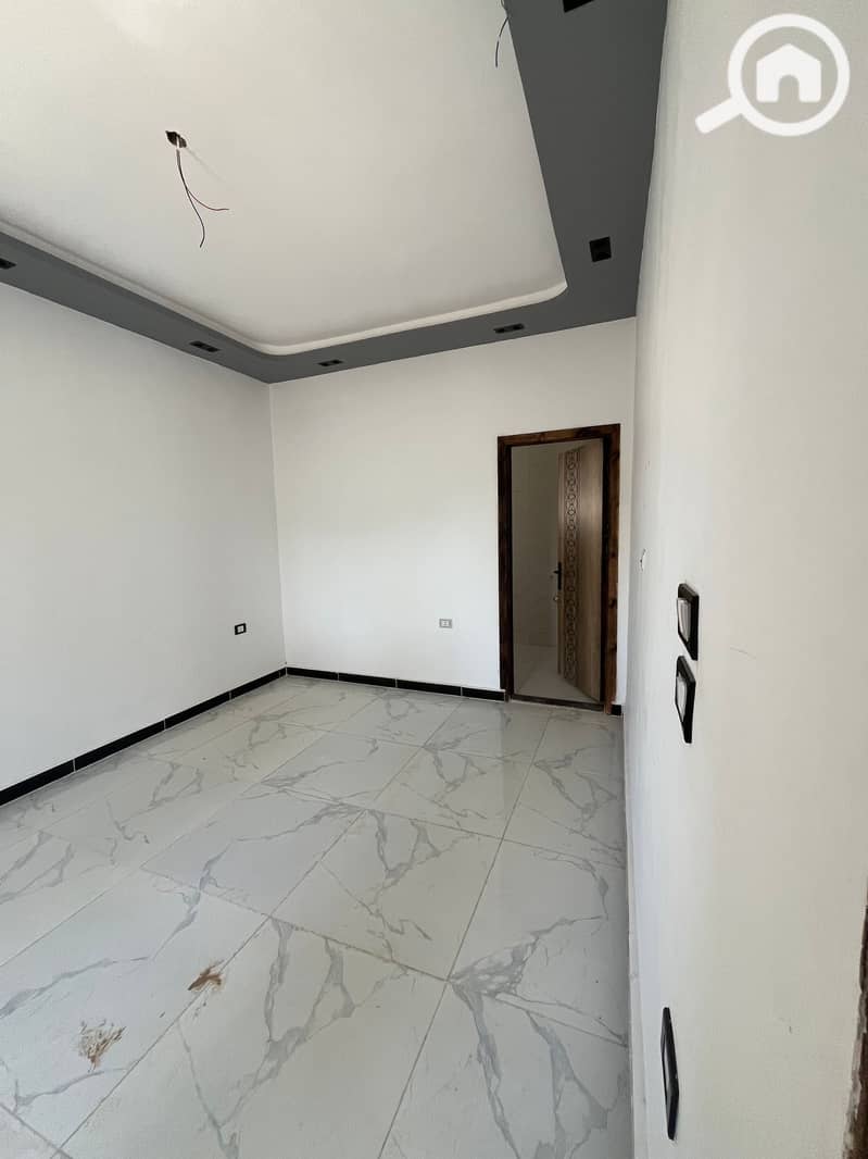 The opportunity of a lifetime in King Mariout, a stunning villa at the price of an apartment in the most upscale area of palaces and villas in Alexandria. An area of 250m with a modern design, it includes a private swimming pool and a parking area. The ground floor features a spacious reception with a distinctive American kitchen, and the upper floor has 3 bedrooms and 2 bathrooms. A quiet strategic location very close to K. – další