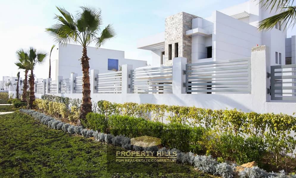 Receive immediately a 556 meter villa with a panoramic view and a private swimming pool next to Hyper One and Cairo University. - Mehr