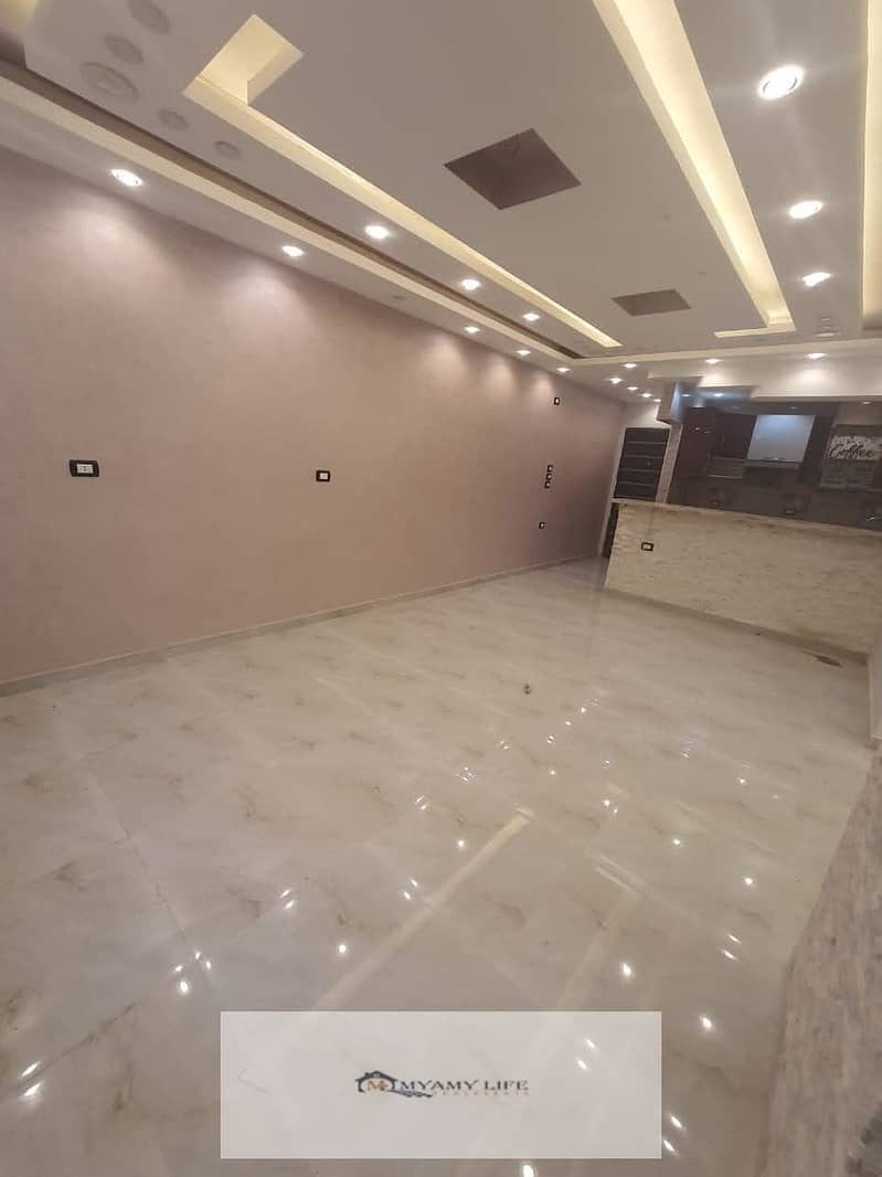 For rent in Hadyek El Ahram, an apartment of 115 square meters (it includes a fitted kitchen, a stove, an electricity meter, and a water meter) super lux in a prime location in Area K. - Widok 2