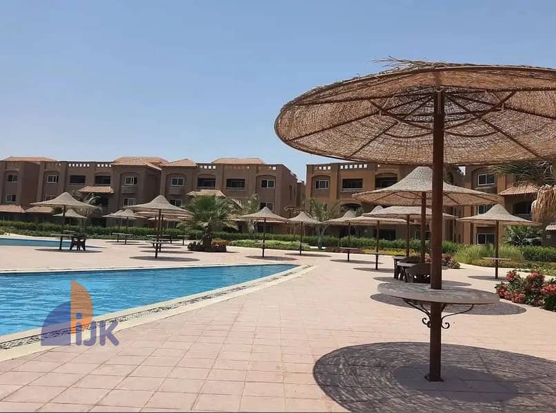 A great chalet for sale, ready for immediate occupancy, in the heart of Ain Sokhna, with a direct view of the pool. Down payment and installments avai - Widok 4