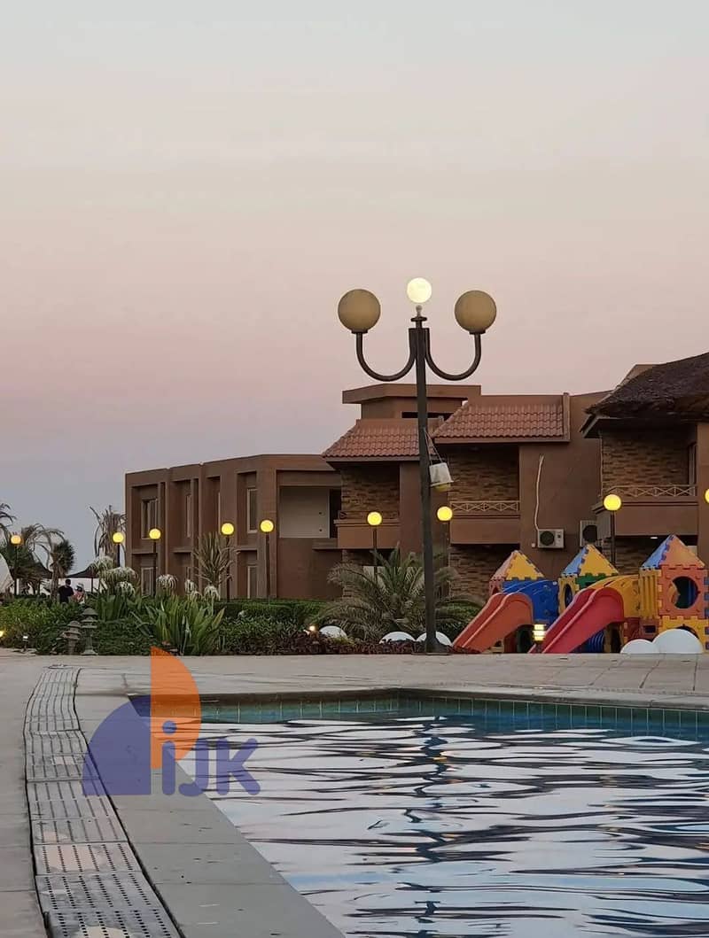 A great chalet for sale, ready for immediate occupancy, in the heart of Ain Sokhna, with a direct view of the pool. Down payment and installments avai - Widok 5