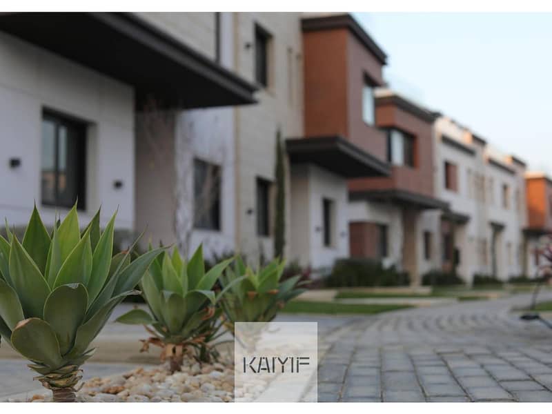 Corner Townhouse for sale in Azzar New Cairo with a prime location spacious layout, and modern design - Widok 2