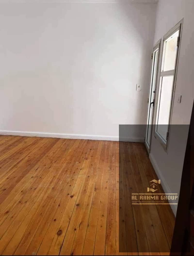 A four-story villa for rent in Al Rehab City, New Cairo, next to Mall 1, the old market, and all services. Land area 300 sq m, built-up area 220 sq m. - Więcej