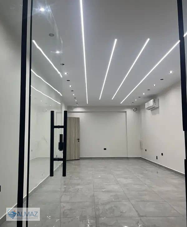 A prime 48-square-meter shop with air conditioning is available for rent in La Maison Compound, Fifth Settlement, near vital roads and highways. - Widok 2