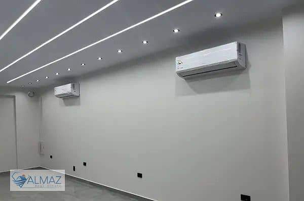A prime 48-square-meter shop with air conditioning is available for rent in La Maison Compound, Fifth Settlement, near vital roads and highways. - Widok 3
