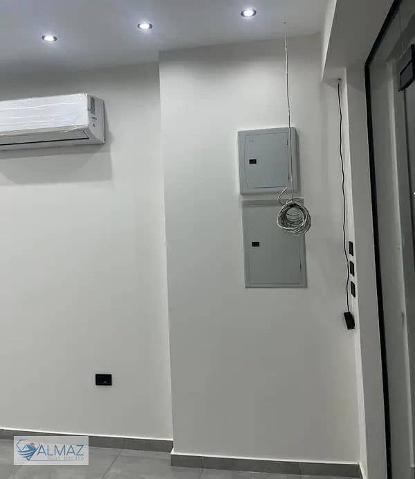 A prime 48-square-meter shop with air conditioning is available for rent in La Maison Compound, Fifth Settlement, near vital roads and highways. - Widok 4