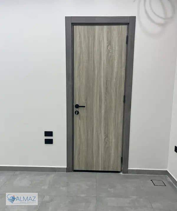 A prime 48-square-meter shop with air conditioning is available for rent in La Maison Compound, Fifth Settlement, near vital roads and highways. - Widok 5