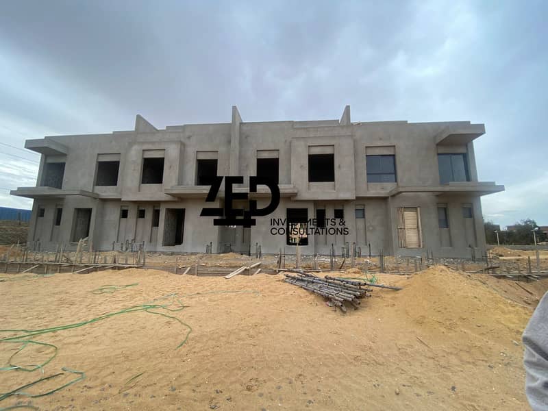 For quick sale, lower down payment for a twin house villa, area 216 meters, delivery in 2027, Lake West 3 compound, Sheikh Zayed, on Dahshur Connection - 4 rooms - lowest price in the market. - Widok 4