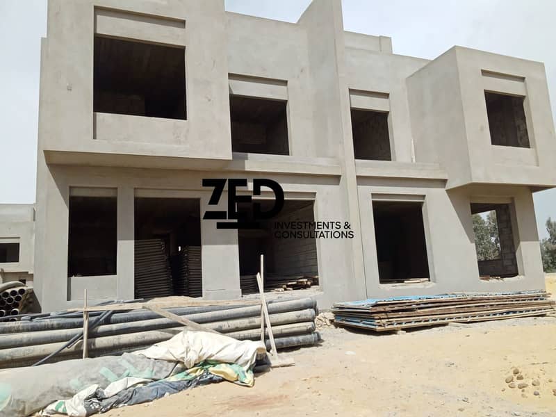 For quick sale, lower down payment for a twin house villa, area 216 meters, delivery in 2027, Lake West 3 compound, Sheikh Zayed, on Dahshur Connection - 4 rooms - lowest price in the market. - Więcej