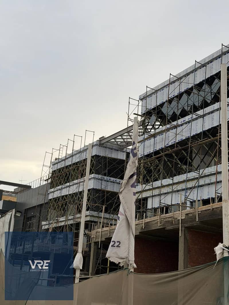 A commercial shop suitable for all business activities, with an area of 70 square meters and an outdoor area of 111 square meters in front of the American University. - Widok 3