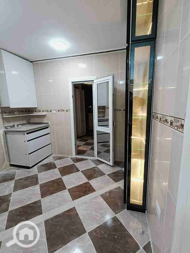 Duplex apartment for sale, 400 m, high-end finishing, with all facilities including water, electricity, natural gas, and an elevator. It has 3 bedrooms, a reception area of 4 pieces, 2 kitchens, and 2 bathrooms. Located on the 10th and 11th floors in Alexandria, Al-Ajami, Al-Bitash, Honeymoon Street, in a very distinguished location. - Mehr