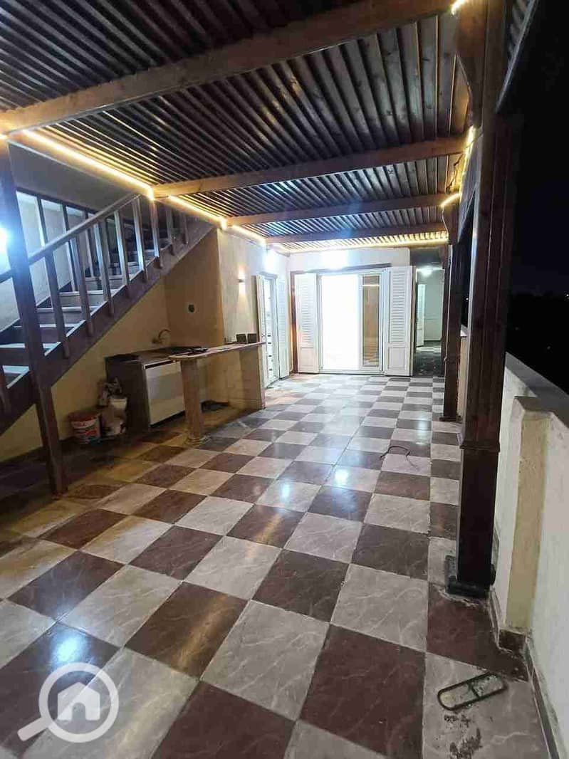 Duplex for sale, 400 m, high luxury finishing, includes all facilities: water, electricity, natural gas, and elevator. 3 bedrooms, reception with 4 pieces, 2 kitchens, 2 bathrooms. Located on the 10th and 11th floors in Alexandria, Al-Hamra, Al-Baytash, Honey Moon Street, in a very distinguished location. - Widok 2