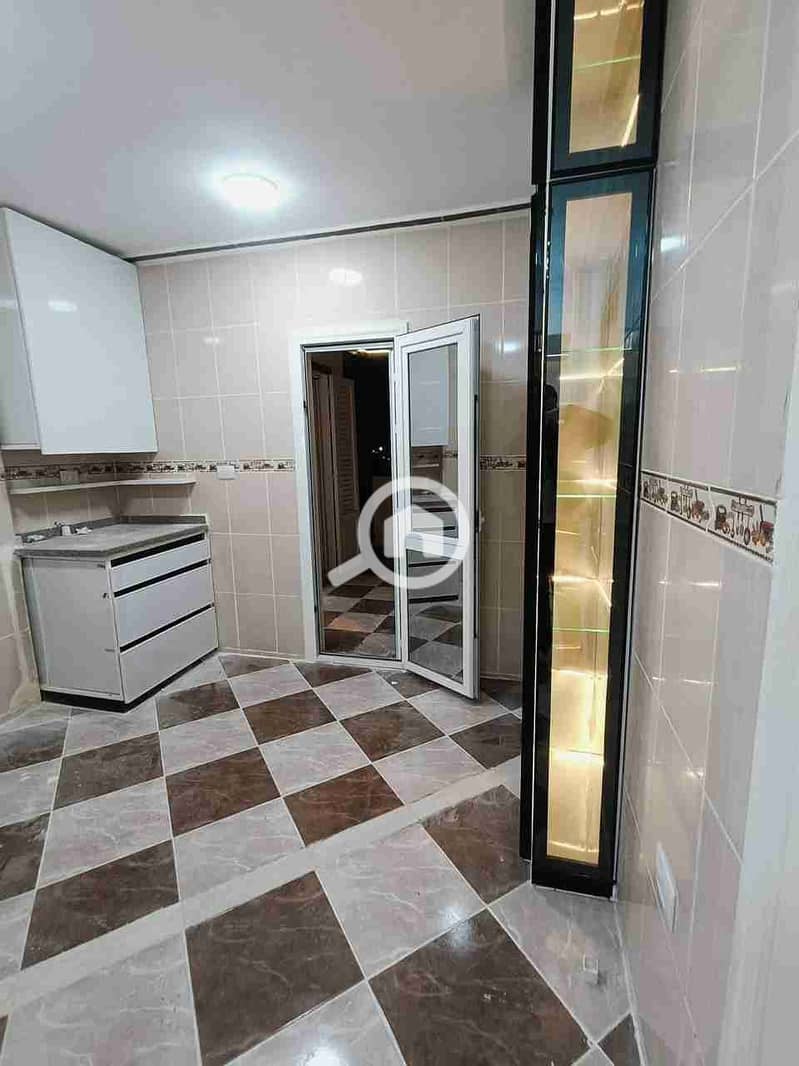 Duplex for sale, 400 m, high luxury finishing, includes all facilities: water, electricity, natural gas, and elevator. 3 bedrooms, reception with 4 pieces, 2 kitchens, 2 bathrooms. Located on the 10th and 11th floors in Alexandria, Al-Hamra, Al-Baytash, Honey Moon Street, in a very distinguished location. - Widok 4