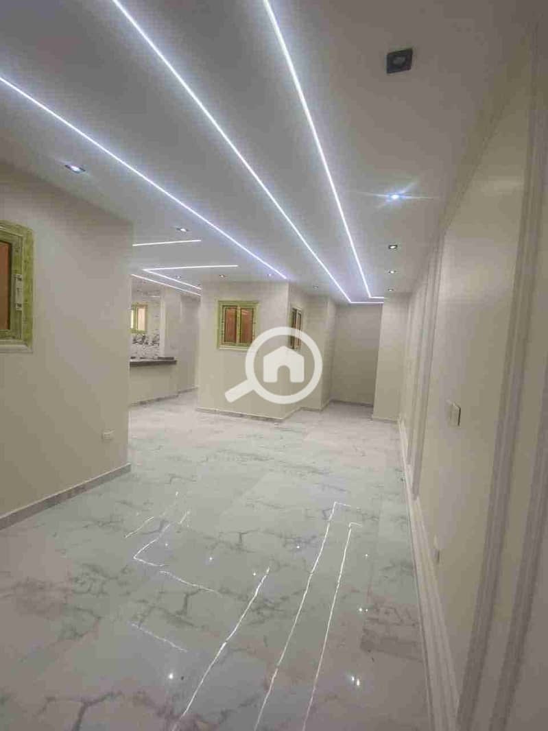 Rof 180 m for sale, high-end finishing, all amenities available: water, electricity, natural gas, and elevator. It has 3 bedrooms, a reception area with 3 pieces, a kitchen, and 2 bathrooms. On the eighth floor, located in Alexandria, Al-Ajami, Al-Betash, Bianchi, next to Fathallah Market, in a very distinguished location. - Widok 2