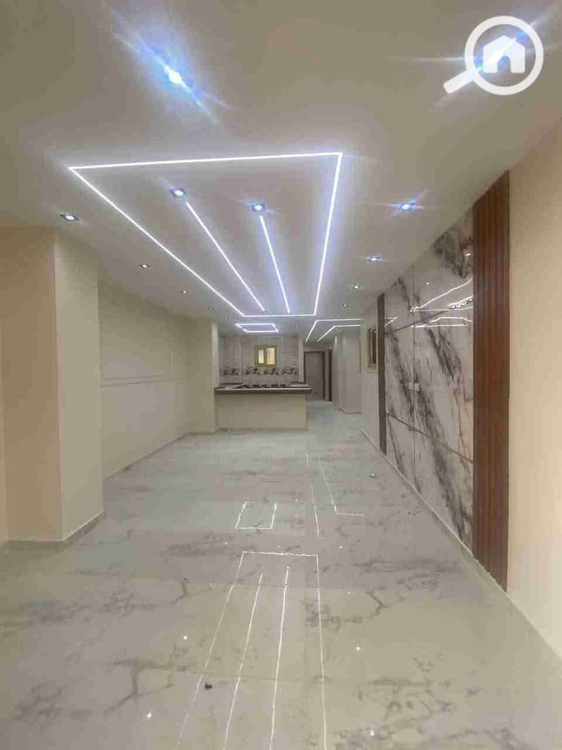 Rof 180 m for sale, high-end finishing, all amenities available: water, electricity, natural gas, and elevator. It has 3 bedrooms, a reception area with 3 pieces, a kitchen, and 2 bathrooms. On the eighth floor, located in Alexandria, Al-Ajami, Al-Betash, Bianchi, next to Fathallah Market, in a very distinguished location. - Widok 3