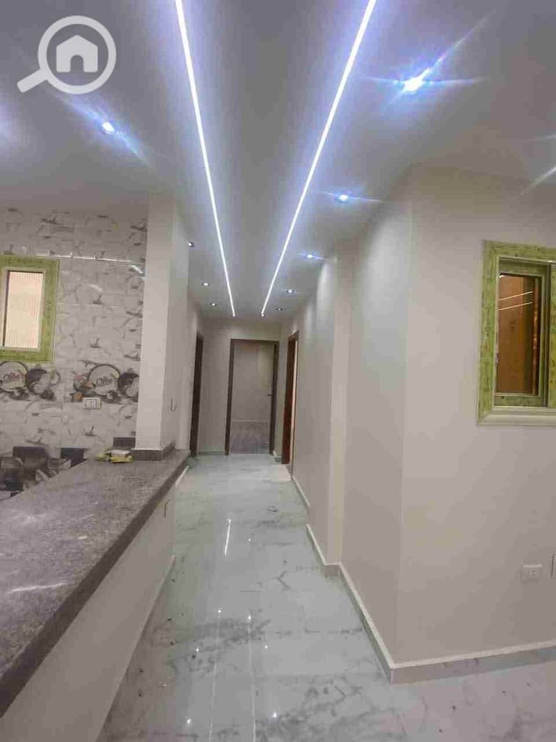 Rof 180 m for sale, high-end finishing, all amenities available: water, electricity, natural gas, and elevator. It has 3 bedrooms, a reception area with 3 pieces, a kitchen, and 2 bathrooms. On the eighth floor, located in Alexandria, Al-Ajami, Al-Betash, Bianchi, next to Fathallah Market, in a very distinguished location. - Widok 4