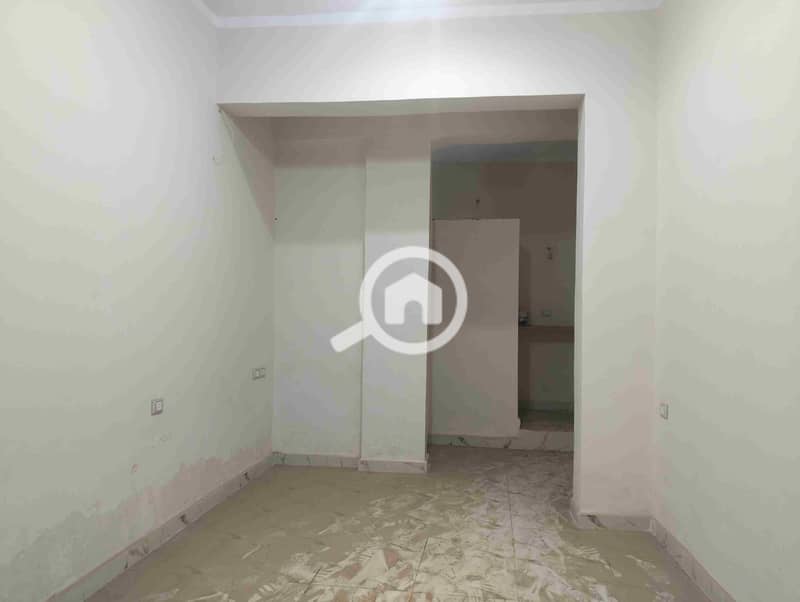 Rof 180 m for sale, high-end finishing, all amenities available: water, electricity, natural gas, and elevator. It has 3 bedrooms, a reception area with 3 pieces, a kitchen, and 2 bathrooms. On the eighth floor, located in Alexandria, Al-Ajami, Al-Betash, Bianchi, next to Fathallah Market, in a very distinguished location. - Więcej