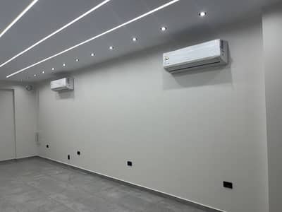 Retail for Rent in New Cairo, Cairo - محل تجاري للإيجار تشطيب سوبر بالتجمع
