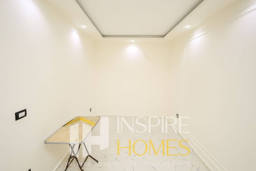 **Administrative Office for Sale on the Mezzanine Floor – Steps from Abu Qir Street** - Mehr