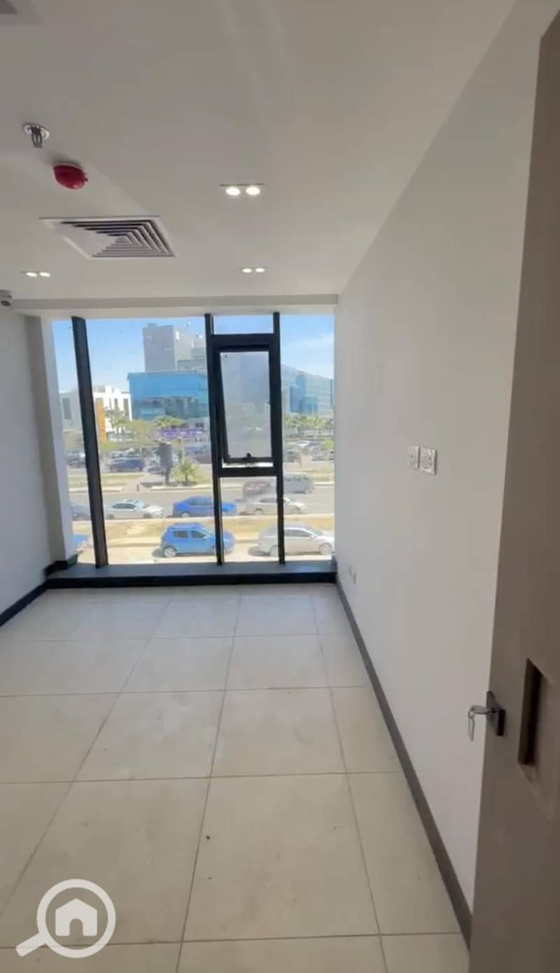 Clinic for rent 57m finished with air conditioning, very special location in Central Avenue, Sheikh Zayed, view of Park Street Mall - Ansicht 4