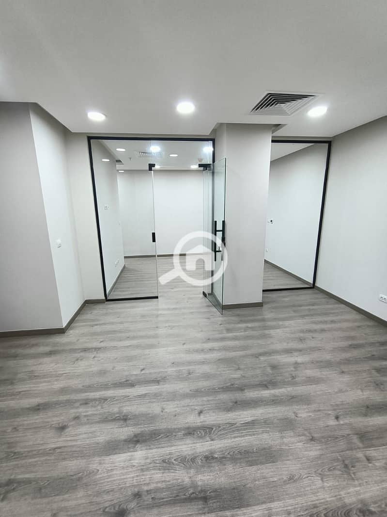 Office for rent, super luxury finishing inside Trivium Mall in Sheikh Zayed - Ansicht 5