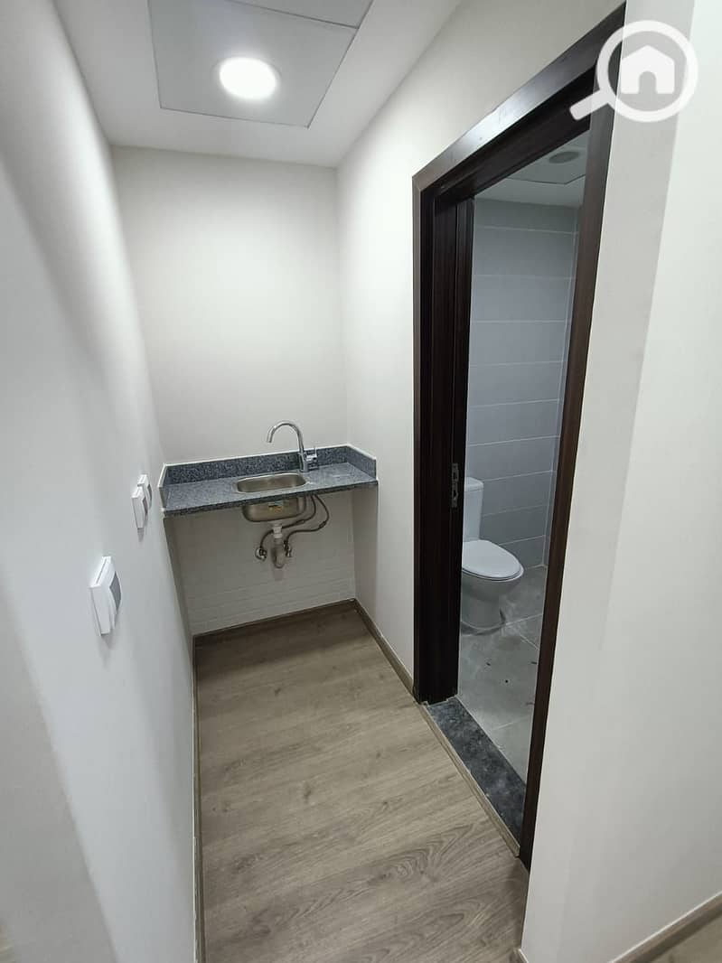 Office for rent, super luxury finishing inside Trivium Mall in Sheikh Zayed - Ansicht 6