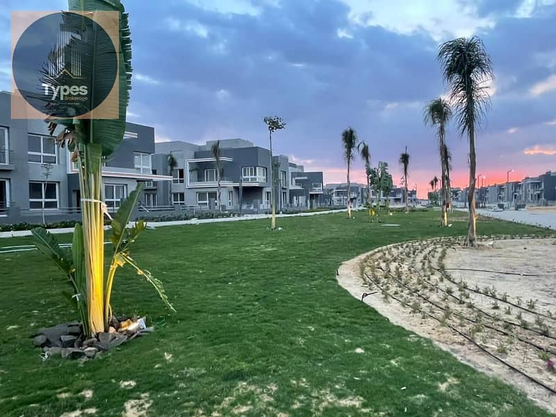 For sale: Townhouse in Kayan Badr El Din Compound, Grand Heights Compound, overlooking a large landscaped area with a distinctive view. - Widok 5