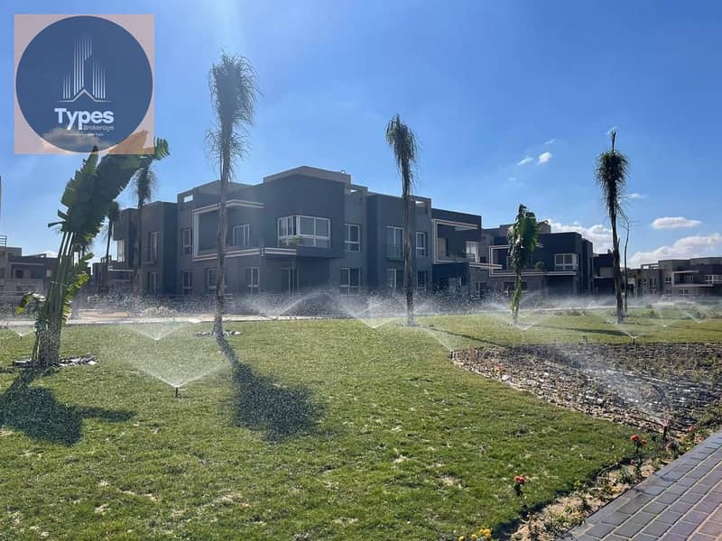 For sale: Townhouse in Kayan Badr El Din Compound, Grand Heights Compound, overlooking a large landscaped area with a distinctive view. - Widok 6