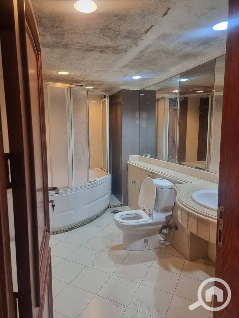Apartment directly on the Maadi Nile Corniche for sale, 365 sqm, fully finished, 3 bedrooms and 3 bathrooms with Jacuzzi and water heaters - Widok 4
