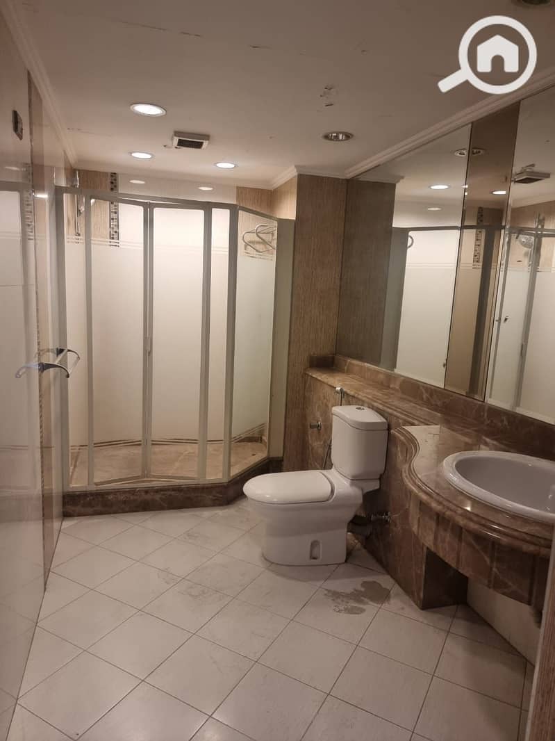 Apartment directly on the Maadi Nile Corniche for sale, 365 sqm, fully finished, 3 bedrooms and 3 bathrooms with Jacuzzi and water heaters - Widok 6