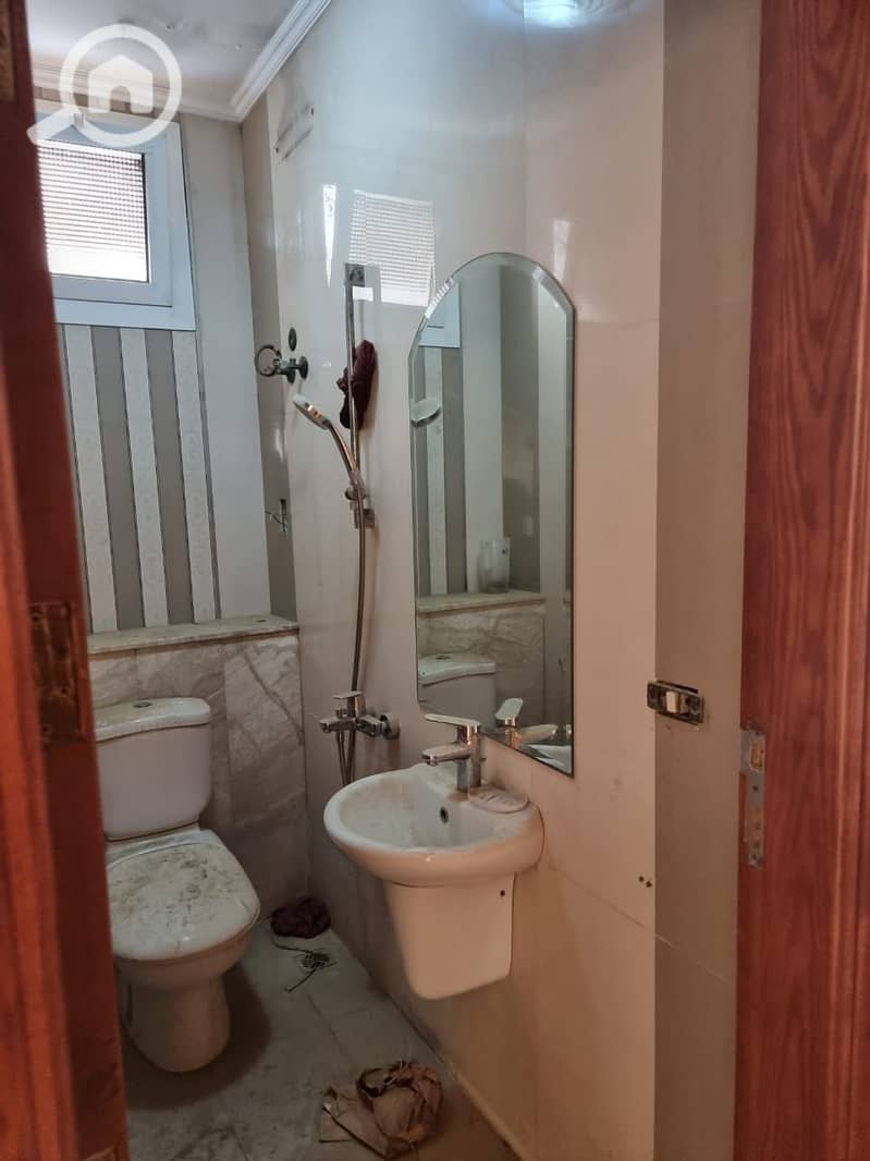 Apartment directly on the Maadi Nile Corniche for sale, 365 sqm, fully finished, 3 bedrooms and 3 bathrooms with Jacuzzi and water heaters - Więcej