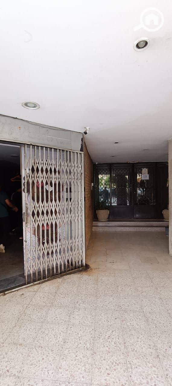 Shop for rent near Almazah Central, branching off Revolution Street at a bargain price. - Więcej