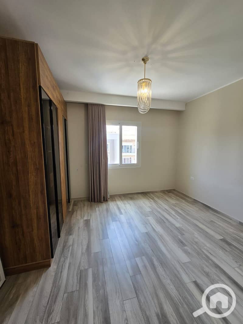 Penthouse for sale inside October Plaza Compound, building area: 191 sqm, open roof area: 98 sqm, ultra super lux finishing, premium location within the compound. - Ansicht 2
