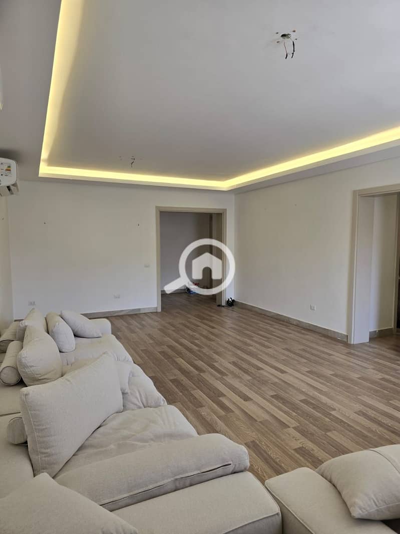 Penthouse for sale inside October Plaza Compound, building area: 191 sqm, open roof area: 98 sqm, ultra super lux finishing, premium location within the compound. - Ansicht 3