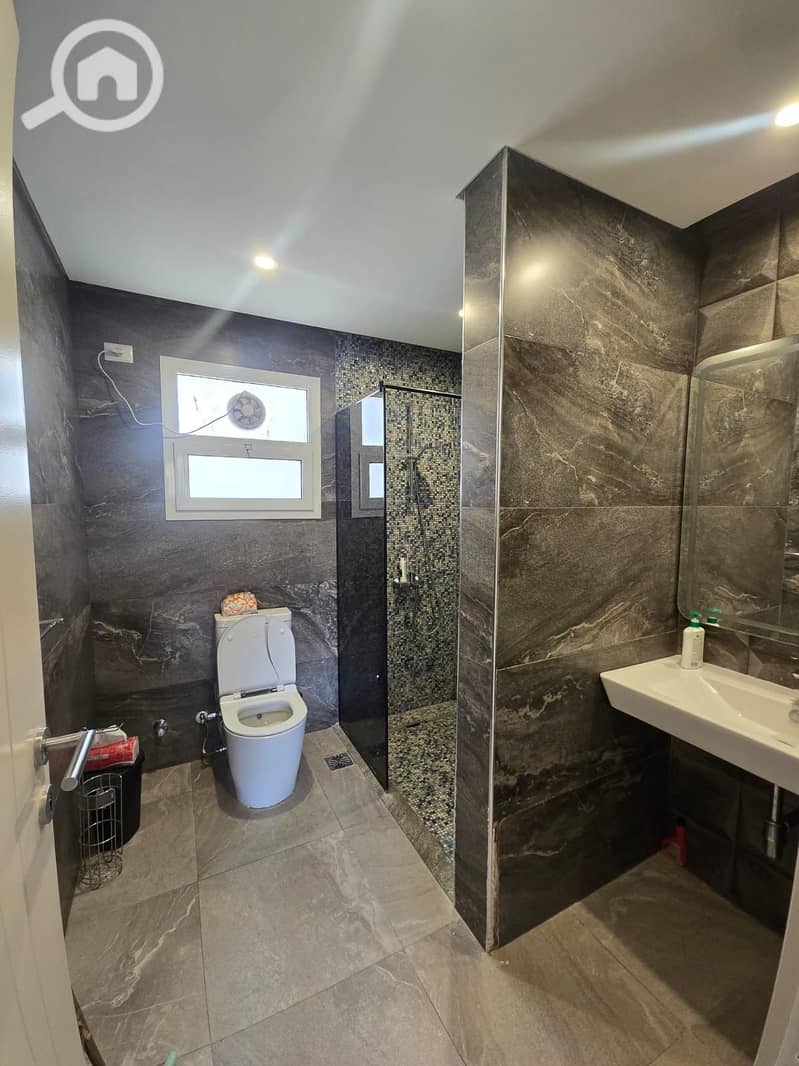 Penthouse for sale inside October Plaza Compound, building area: 191 sqm, open roof area: 98 sqm, ultra super lux finishing, premium location within the compound. - Ansicht 4