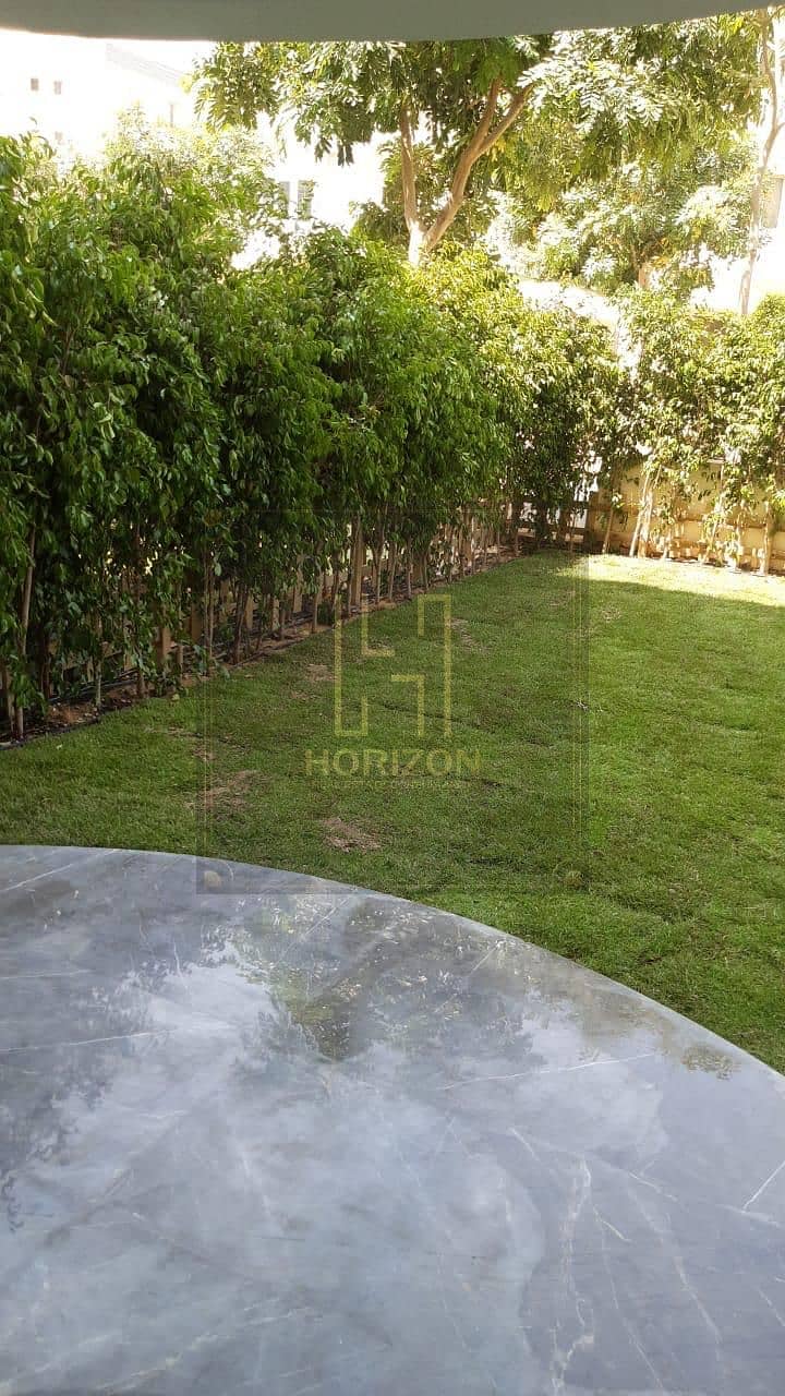 Semi furnished I Villa garden 278m for sale in Compound Mountain View Executive - Mehr