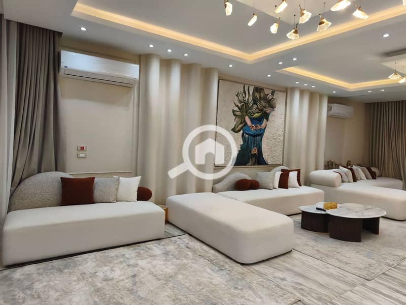 For Rent – Fully Furnished Villa in Madinaty A luxurious first-occupancy villa with full hotel-style furnishing and full air conditioning, ideal for upscale families and long-term rentals. Property Details: Land area: 650 sqm Built-up area: 330 sqm Bedroo - Więcej