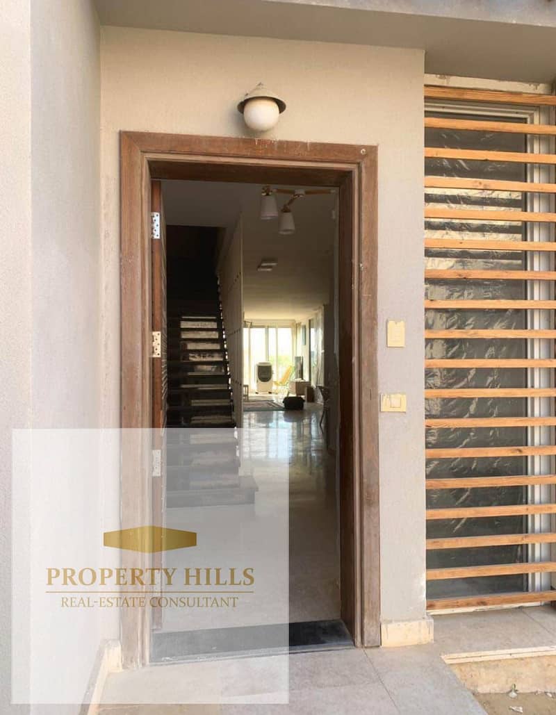 I'm selling the villa due to necessity; it's fully finished with air conditioning and a kitchen, located in Marina 6. - Mehr