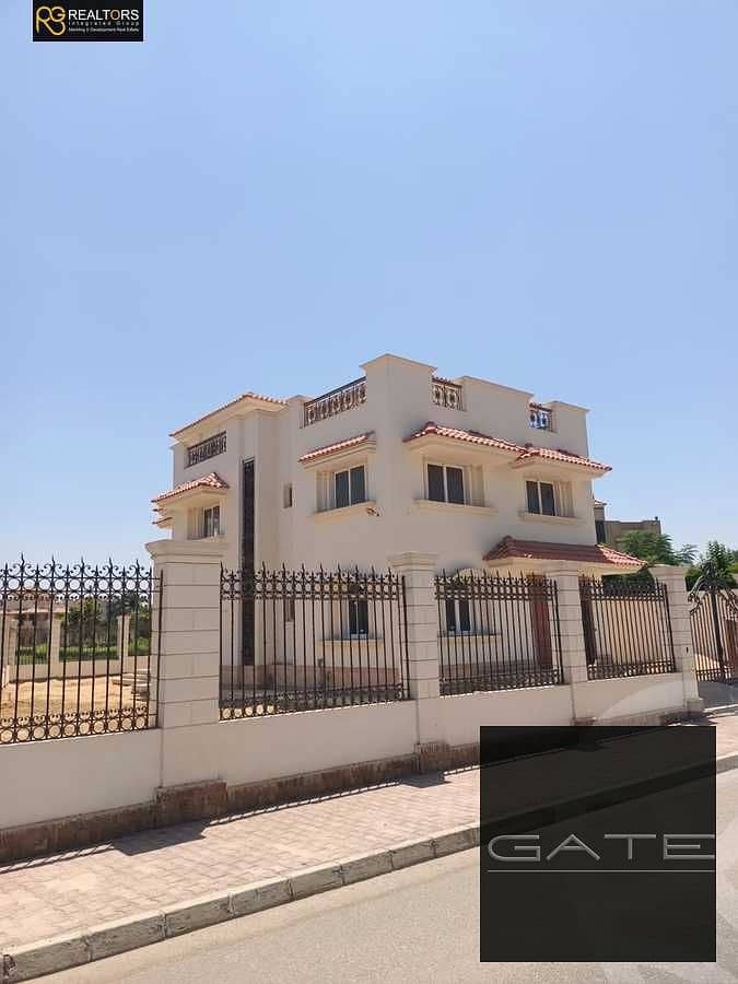 Ready to move - Luxury Standalone Villa for Sale in Royal City Compound – Sheikh Zayed Exceptional prime location on a main road inside the compound - Widok 2