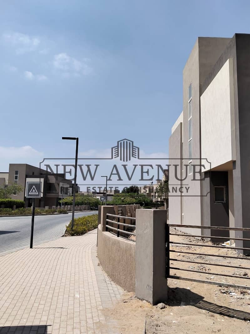 Ready to move Town house villa Prime location over wide view and water features ready by sabbour in the square - Ansicht 3
