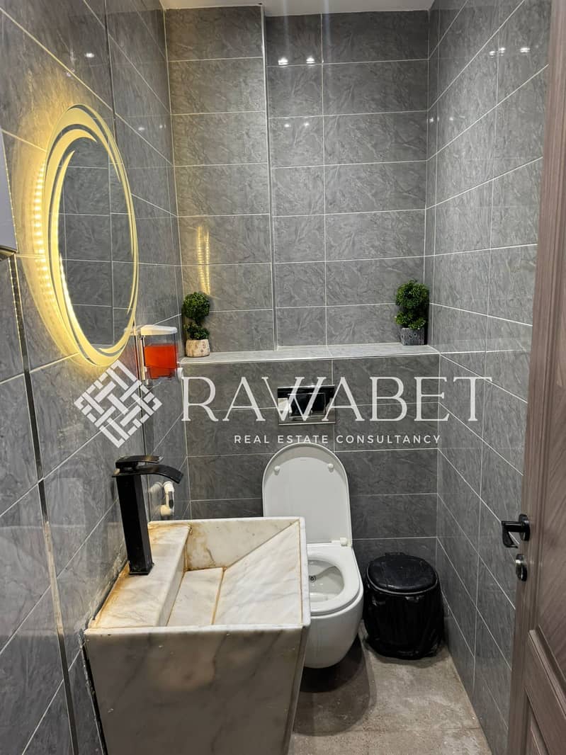 110 sqm office for rent in Piazza 59 Mall, Sheikh Zayed. Ultra Super Lux finishing with ACs, front-facing, 4 offices, meeting room, reception, pantry - Więcej