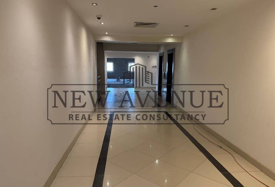 Ready-to-Move Office space for sale in Strategic Location Sheikh zayed - Widok 3