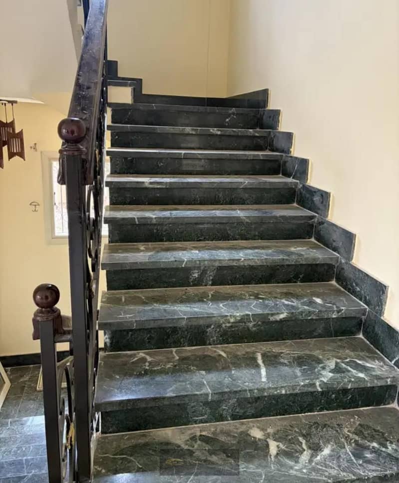 A distinctive corner villa for rent in Royal City Compound – Sheikh Zayed. 6 bedrooms, 6 bathrooms, 2 master bedrooms with ensuite bathrooms. - Widok 3